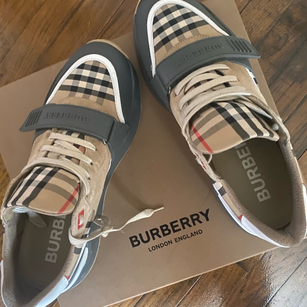 Burberry only worn 2wixe 10/10 conditions